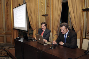 Óscar Montes, director de Foro Atlántico, y Rafael Gallego, presidente de CEAVYT, en la presentación.