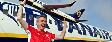 El presidente de Ryanair, Michael O'Leary, posa con una maqueta de uno de los aviones de su aerolínea 