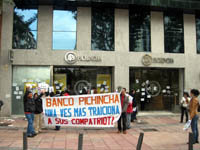 Familiares de afectados por las hipotecas en España, protestan frente a la sede del Banco Pichincha en Ecuador 