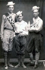 Jardiel Poncela (en medio) con dos amigos.