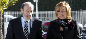 Elena Valenciano junto a Alfredo Pérez Rubalcaba, este sábado en Sevilla