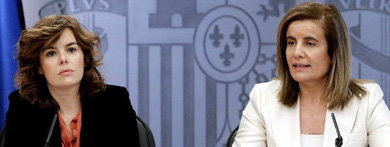 La vicepresidenta del Ejecutivo, Soraya Sáenz de Santamaría (i), y la ministra de Empleo y Seguridad Social, Fátima Báñez