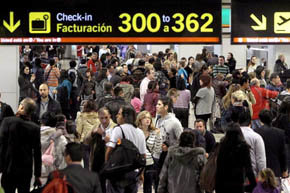 Pasajeros en aeropuerto de Barajas, Madrid