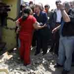 Bachelet (d) en una visita en terreno en ocasión del terremoto de 2010