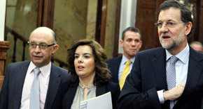 El presidente del gobierno Mariano Rajoy (d), la vicepresidenta  Soraya Saéz de Santamaría y el Ministro de Hacienda, Cristobal Montoro