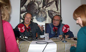 Enrique Lozano (i) y Quino Moreno junto a las invitadas especiales al programa en un momento de la transmisión...