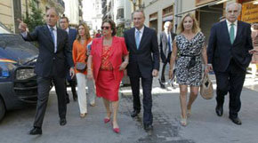 En la imagen de archivo, Francisco Camps (i) ex presidente de la Generalitat valenciana y Rita Barberá (de rojo), alcaldesa de Valencia