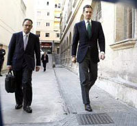 Urdangarín (d)  a su llegada hoy, al juzgado