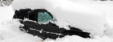 Captura de la web del rotativo 'Västerbotten Kurir' que muestra el coche cubierto por la nieve después del rescate 

