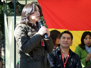 Dñª María del Carmen Almendras, embajadora del Estado Plurinacional de Bolivia, da la bienvenida a los asistentes al Primer Carnaval folklórico boliviano 'Tentaciones Madrid 2012'