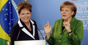 Dilma Rousseff (i) y Angela Merkel en una imagen reciente...