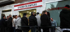 Ciudadanos hacen cola frente a las oficinas del INEM a la búsqueda de un empleo