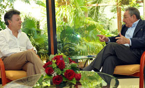 J.M. Santos presidente de Colombia (i), junto a Raúl Castro presidente de Cuba