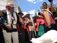 Polémica en Bolivia por un magistrado que dicta sentencias con hojas de coca