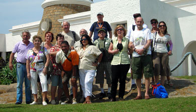 El grupo de periodistas de VISION en Cabo Apolunio, Uruguay.  Annemarie Balde junto a Tomás R. Arteaga (de pantalón corto),  a la derecha en la imagen

