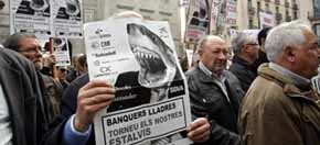 Miles de afectados por los productos bancarios protestan en España: 'Esto es un corralito'