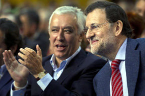 El presidente del Gobierno Mariano Rajoy (d) junto al candidato a la presidencia de la Junta de Andalucía, Javier Arenas