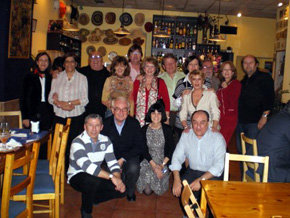 El grupo de AMPRETUR en pleno, junto a Elizabeth Delgado, (a la dcha. de Quino Moreno), propietaria del “Patacón”