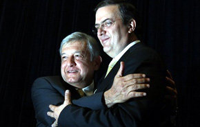 Andrés Manuel López Obrador y Marcelo Ebrard se abrazan durante una rueda de prensa en la Ciudad de México.