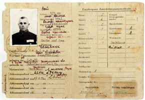 La tarjeta de guarda del nazi ucraniano John Demjanjuk sellada como '27.3.43 Sobibor'