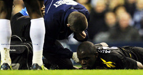 El jugador inglés de origen congoleño del Bolton, Fabrice Muamba, a la derecha en la imagen, mientras esperaba la ayuda médica
