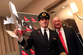 El actor John Travolta junto al Vicepresidente para América y el Pacífico de Qantas, Wally Mariani.