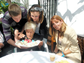 El Servicio Provincial de Teleasistencia celebra el cumpleaños centenario de una de sus usuarias de Torrox 