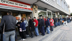 Desempleados hacen cola frente a las oficinas de empleo en Madrid