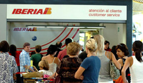 Pasajeros facturando en mostradores de Iberia en Barajas