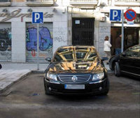 Un coche oficial aparcado en una calle de Madrid