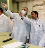 El presidente de Irán, Mahmud Ahmadineyad junto a un científico, durante una visita al centro nuclear de Irán