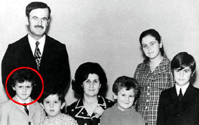 Bachar al Assad de niño, (en el círculo rojo), en una foto de familia
