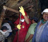 El primer ministro de Perú visita la zona donde hay nueve mineros atrapados desde el jueves