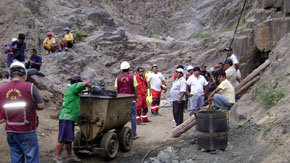 Perú pide la ayuda de expertos para rescatar a nueve mineros atrapados