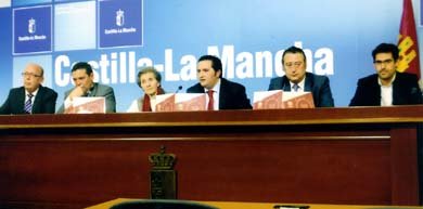 De (i) a (d), Francisco Díaz de GlobalCaja, Santiago Lucas-Torre, alcalde de Campo de Criptana, la escritora almagreña Manolita Espinosa, Antonio Lucas-Torre, Delegado de JCLM, Luis Maldonado, alcalde de Almagro y José V. Salido, profesor Facultad de Educación de la U.C.L.M.