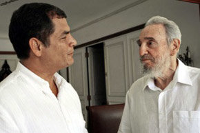 Rafael Correa (i) y Fidel Castro en una imagen de archivo