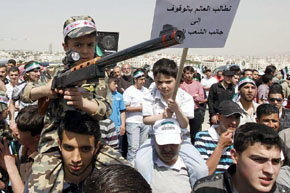 Un niño, con un arma de juguete en una manifestación contra el presidente sirio Bachar Al Asad 