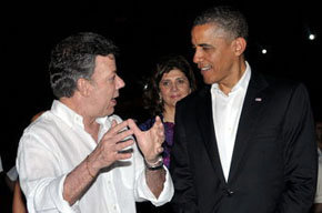 Juan Manuel Santos (i) presidente colombiano y anfitirión de la Cumbre, conversa con Barack Obama