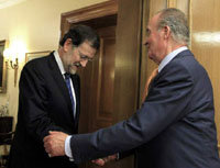 Mariano Rajoy (i) saluda al Rey Don Juan Carlos (imagen de archivo)