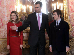 Los Príncipes de Asturias con el nieto de Nicanor Parra