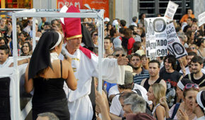 Imagen de la marcha laica contra la dedicación de dinero público a la visita del papa a Madrid en 2011