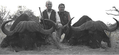 Fotografia de archivo que ha circulado internacionalmente y que muestra al Rey junto a dos búfalos muertos enuna cacería