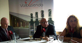 De (i) a (d), Adrián Padina, director del Hotel, Quino Moreno y Susana Fernández  de 'Madrid Divino” .