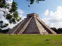 La pirámide de Chichen Itzá, una de las mas importantes muestras arqueológicas de la antigua civilización maya 