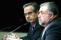 El ministro de Trabajo, Celestino Corbacho (izq), junto al secretario de Estado de la Seguridad Social, Octavio Granado.  