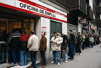 El paro aumenta en Madrid. En la imagen, cola de desempleados frente a  una oficina de Empleo