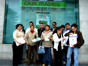 Grupo de inmigrantes “ahorcados por la hipoteca” frente a una oficina de Caja Madrid, una de las entidades bancarias que han participado en la inmoral práctica de las “hipotecas abusivas 
