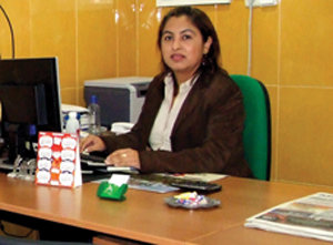 Jimena Vargas, propietaria y gerente de “EuroSur”  despliega toda su  atención para atender de manera preferente al colectivo boliviano (Foto: J.I.Vera)