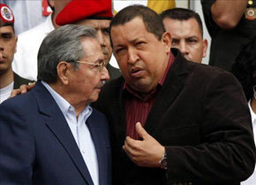 El presidente cubano, Raúl Castro (I), recibió al dirigente venezolano 