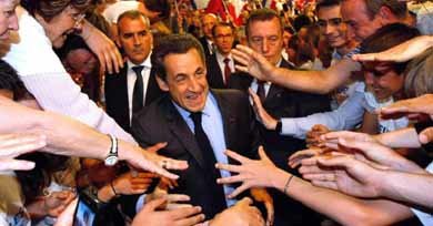 Sarkozy, rodeado por sus seguidores este jueves, en París